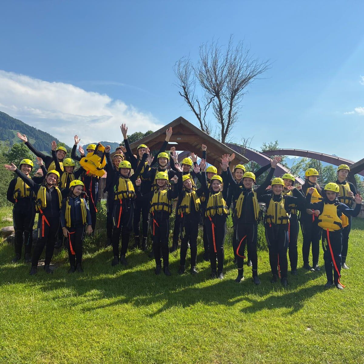 Am 27.05.2026 ging es zum Raften. Es war ein Tag voller Adrenalin, Wasseraction und Natur pur. Durch Wildwasserschwimmen, Klippenspringen und Raften wurde es zu einem unvergesslichen Tag.